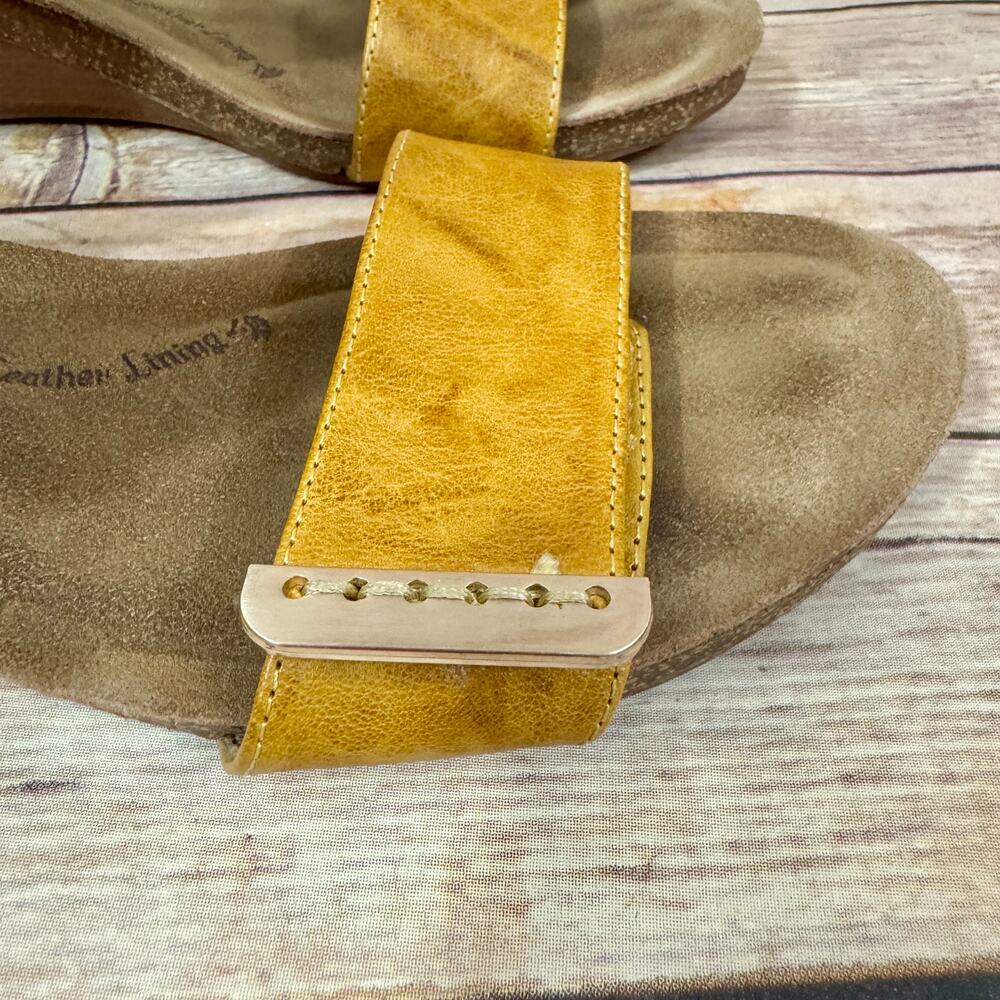 Sofft Womens Leather Mustard Yellow Open Toe Stacked Wedge Heel Sandals 9.5M - Picture 8 of 8